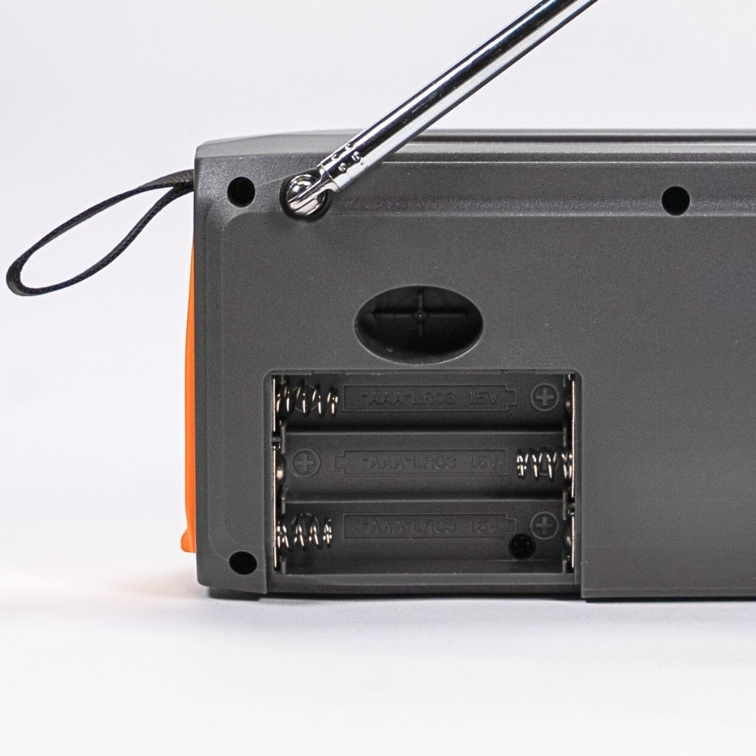 Nödradio - 4 500mAh Bluetooth & AAA-Batterier