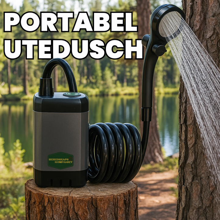 Portabel utedusch med batteri, slang och duschhandtag vid en sjö