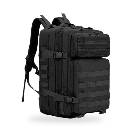 Svart militär ryggsäck 45 liter med MOLLE-band, sedd snett framifrån
